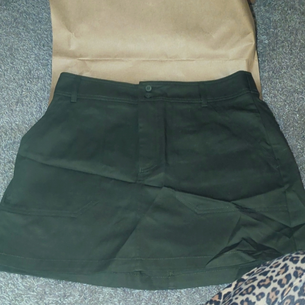 NWT! HIGH-WAISTED CARGO MINI SKIRT - Picture 1 of 2